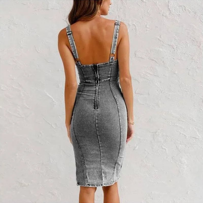 Figurbetontes Camisole-Kleid aus Denim mit U-Ausschnitt, Schlitz und verstellbaren Trägern/Figure-hugging denim camisole dress with scoop neck, slit and adjustable straps